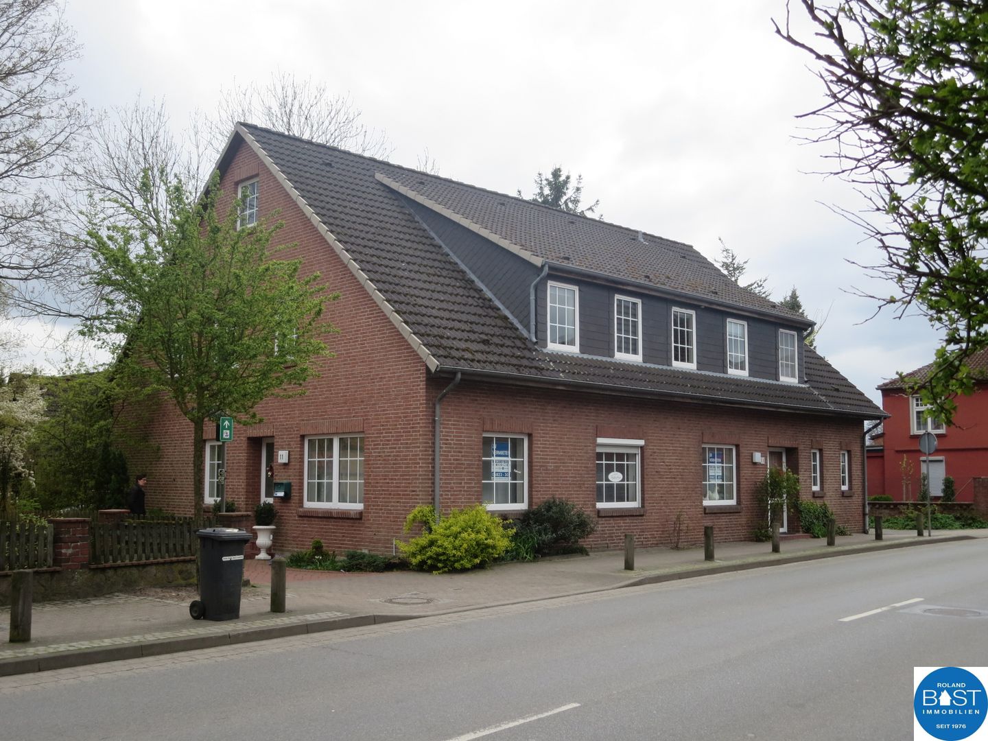 Dreifamilienhaus mit Doppelgarage und Stellplätzen