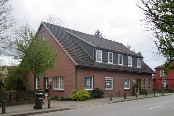 Dreifamilienhaus mit Doppelgarage und Stellplätzen